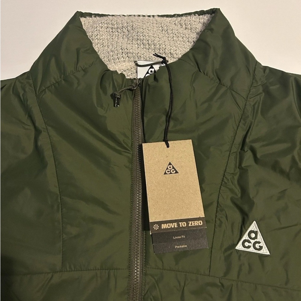 Nike ACG Sierra jacket green. NEW with tags! Please send offer. Thanks!